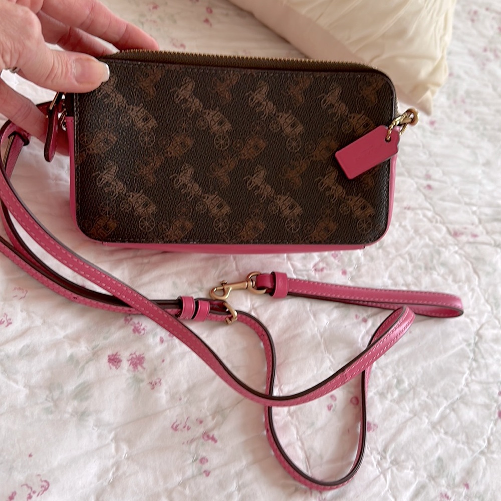 𝗖𝗢𝗔𝗖𝗛 Kira Crossbody Horse & Carriage Print!